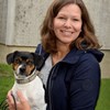 Kvinna med hund. foto