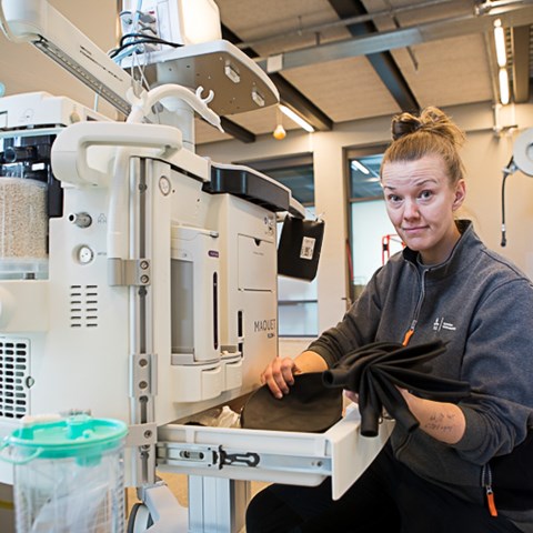 Anna-Karin Haag, legitimerad djursjukskötare vid institutionen för kliniska vetenskaper, vid en av de ventliatorer som SLU kan låna ut. Foto